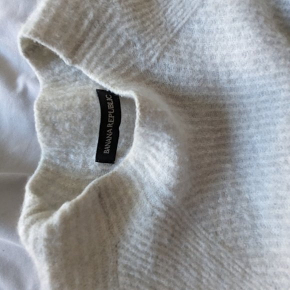 Banana Republic Cropped Sweater - Picture 3 of 3